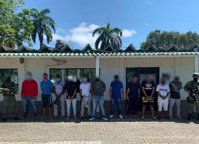 Estos son varios de los detenidos en el operativo realizado en Caucasia, Antioquia. FOTO: CORTESÍA DE LA POLICÍA ANTIOQUIA.