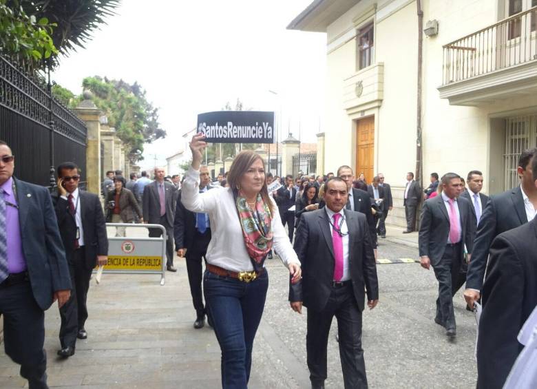 Un grupo de dirigentes políticos del Centro Democrático marcharon cerca de 15 minutos sobre la carrera Octava a la altura de la calle Séptima. FOTO COLPRENSA