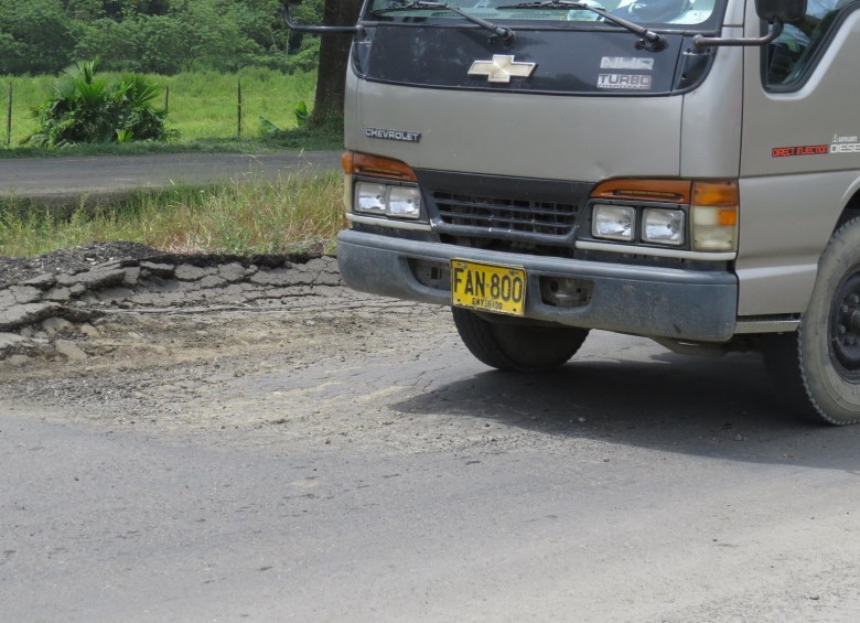 El tramo de la vía entre Apartadó y Carepa, en el sector Clínica Panamericana, ya presenta deterioro del pavimento. FOTO CORTESÍA