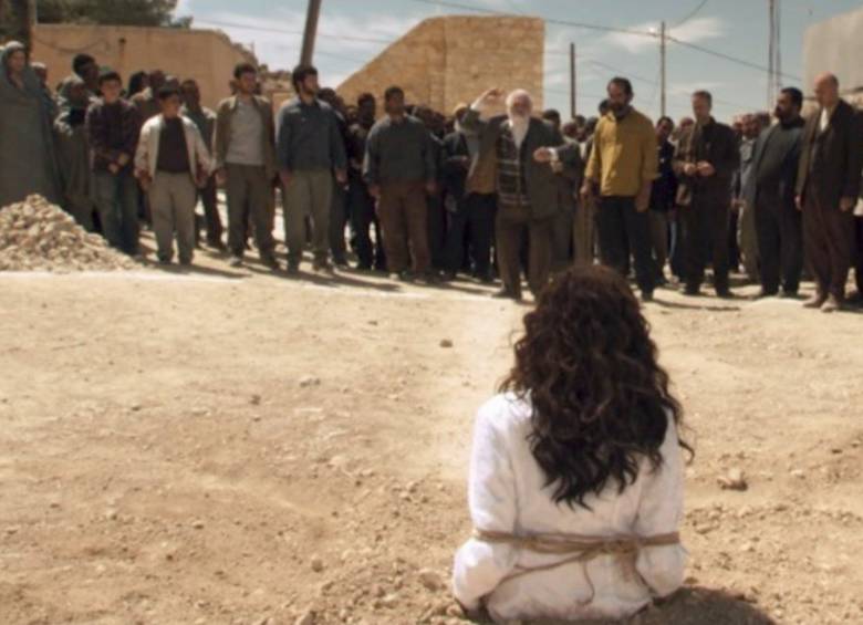 El grupo terrorista Estado Islámico (EI) apedreó este martes hasta la muerte a una mujer y a 20 jóvenes varones en Irak.