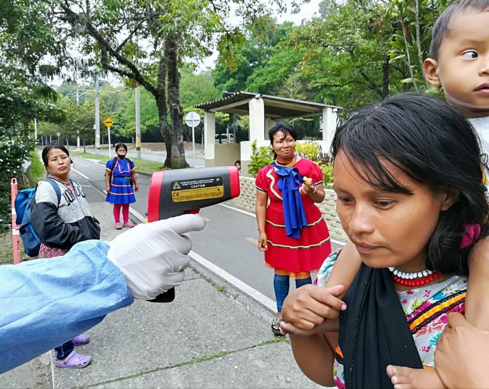 Soldados de batallón Pedro Justo Berrío le tomaron la temperatura a algunos de ellos que por curiosidad lo pidieron. FOTO MANUEL SALDARRIAGA