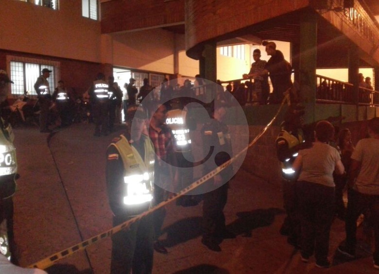 Así se ve en la noche del viernes el Hospital San Vicente de Paúl de Caldas, donde atienden a 27 personas heridas por la caída de la tribuna de un circo. FOTO RICHARD AGUIRRE