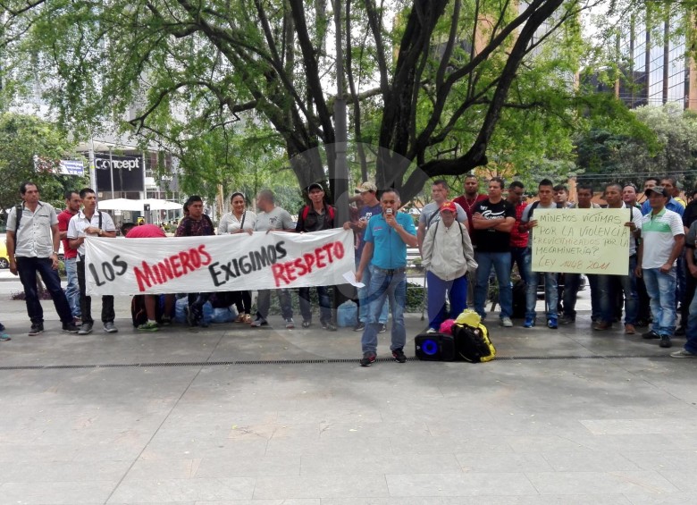 80 mineros informales de San Roque protestaron ayer en Medellín afuera de la sede de Anglo Gold Ashanti. FOTO camilo trujillo