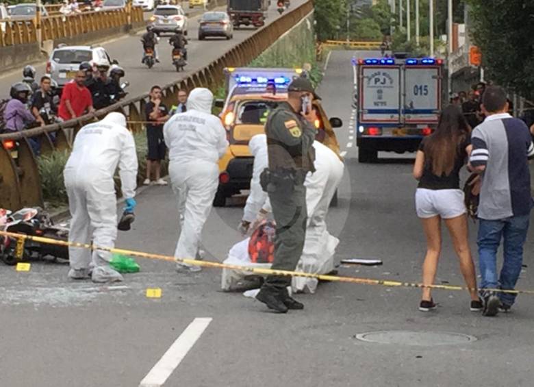 Un motociclista murió en accidente de tránsito en la avenida Las Vegas, en Medellín. FOTO EDWIN BUSTAMANTE