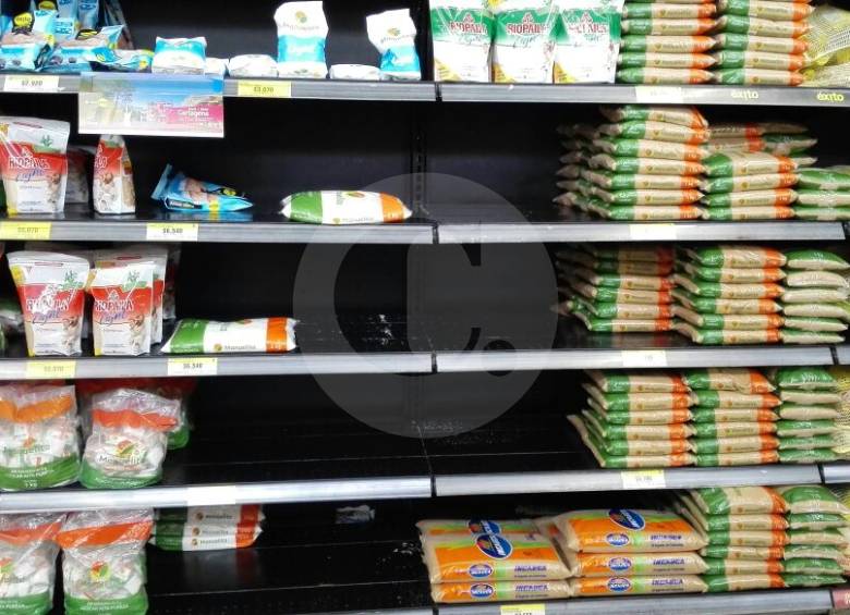 En algunos supermercados de grandes superficies ya comienzan a escasear artículos básicos de la canasta familiar. FOTO Estefanía Carvajal