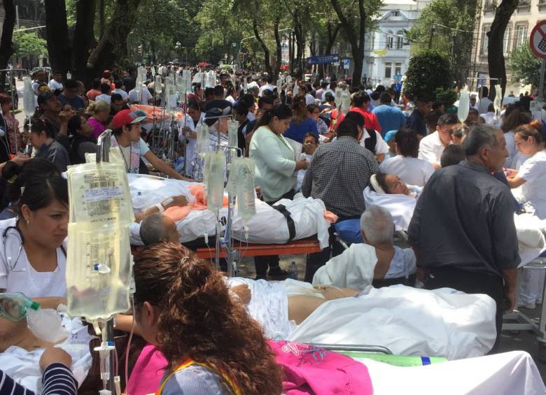 Innumerables expresiones de terror y dolor, como las de hace 32 años, pero también gestos de igual solidaridad, se vieron en el Distrito Federal. FOTO afp