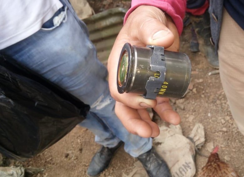 La comunidad mostró la vainilla de una granada de fusil o MGL. FOTO CORTESÍA