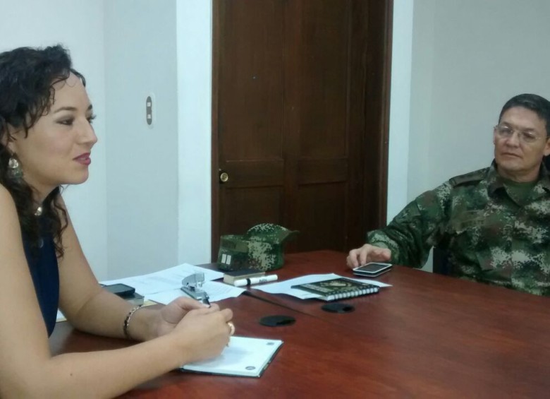 La abogada Gloria Alcira Urrego Pava y el general Rubén Alzate Mora, comandante de la Fuerza de Tarea Conjunta Titán. FOTO CORTESÍA JOSÉ MARÍA DAZA