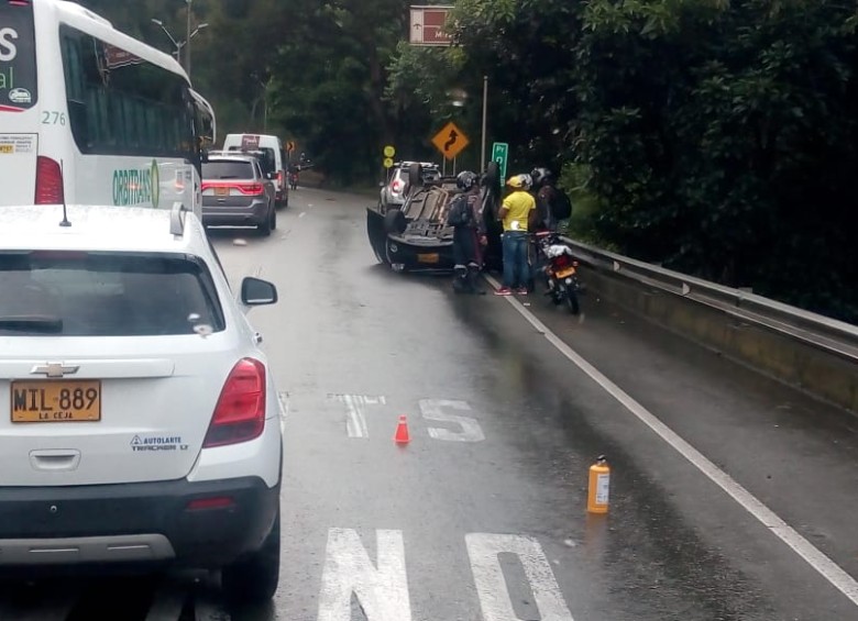 Volcamiento de vehículo en la avenida Las Palmas de Medellín. FOTO GUARDIANES DE ANTIOQUIA