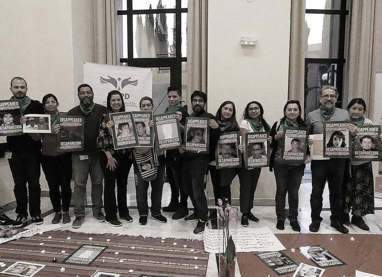 En la fotografía aparece parte del Grupo Europa de Familiares de Personas Desaparecidas reunidos en Suecia, quienes hacen lo posible para encontrar respuestas. FOTO cortesía