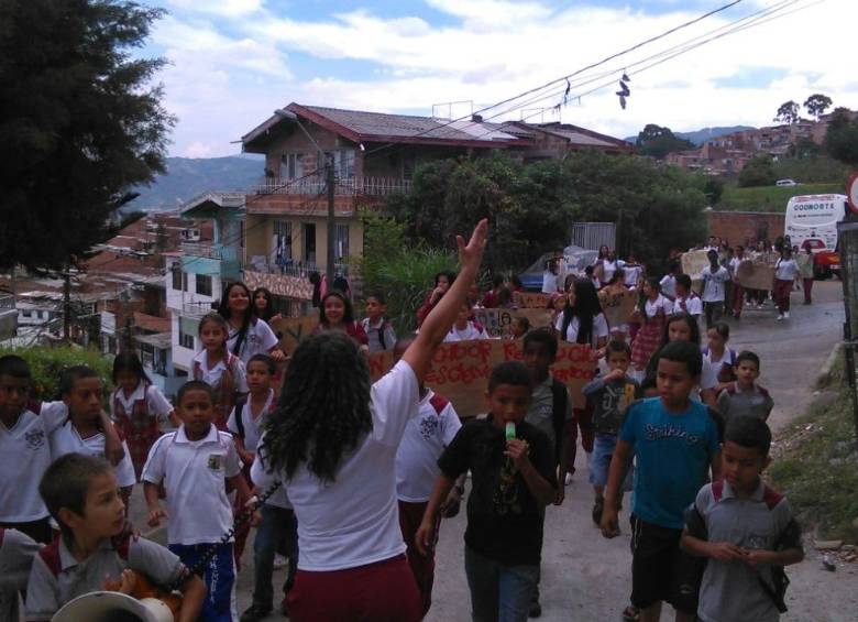 Los estudiantes recorrieron el barrio Robledo con sus consignas. FOTO CORTESÍA