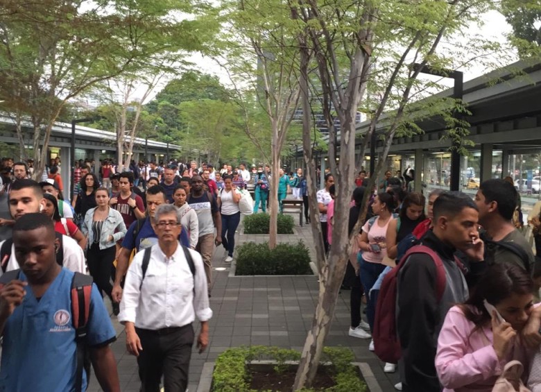 Así está la congestión en la plataforma de pasajeros de la estación Industriales del Metroplús. FOTO: cortesía de Guardianes Antioquia.