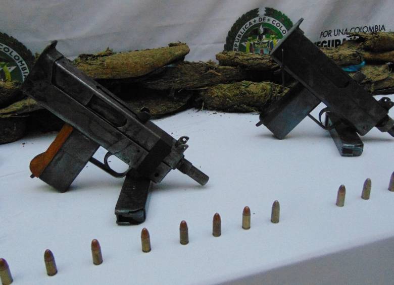 Las armas fueron incautadas tras un procedimiento de allanamiento. FOTOS CORTESÍA ALCALDÍA DE MEDELLÍN