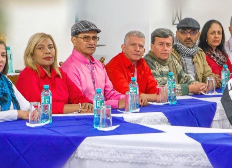 “Pablo Beltrán” (mitad de la foto), es el líder del equipo negociador del Eln en Cuba. También integra el Comando Central del Eln y afirmó no saber del ataque en Bogotá. FOTO Archivo cortesía