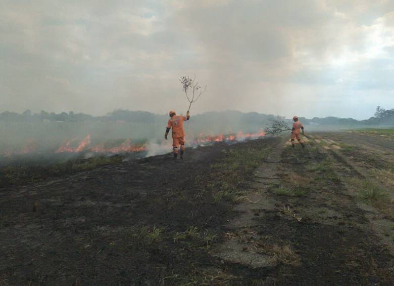Las autoridades intentan controlar el incendio. Foto: @DefensaCivilCo