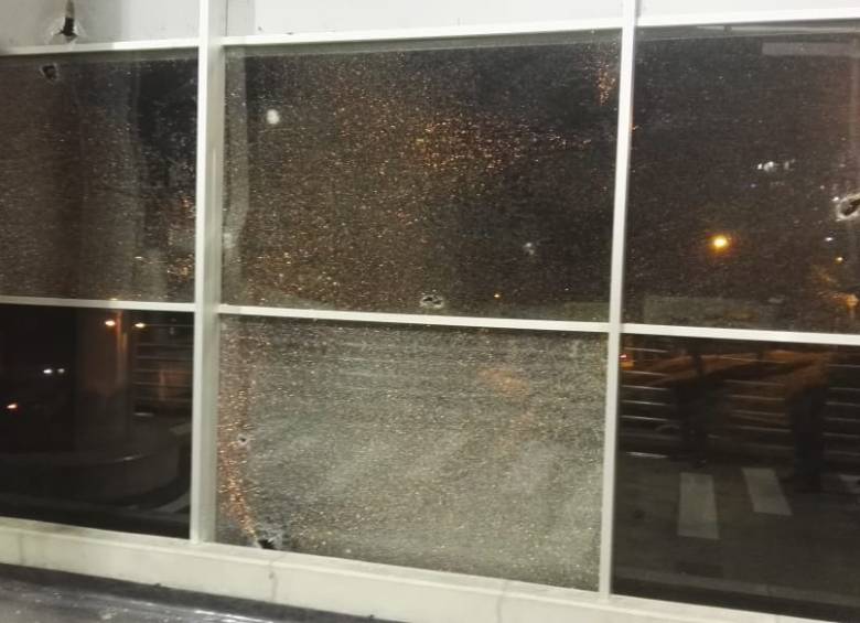 Los protestantes lanzaron piedras contra los ventanales de la estación La Aurora. El servicio de transporte se paralizó varias horas. FOTO: CORTESÍA DE GUARDIANES ANTIOQUIA.