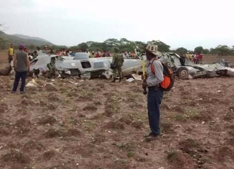 Según habitantes de la zona, la aeronave se incendió en el cielo, se partió en tres pedazos y cayó en una finca de la zona. FOTO COLPRENSA