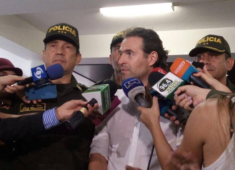 De izquierda a derecha: general Jorge Rodríguez, director de Seguridad Ciudadana; general Carlos Rodríguez, comandante de la Región N°6 de Policía; alcalde Federico Gutiérrez; y general Óscar Gómez, comandante de la Policía Metropolitana. FOTO: cortesía.