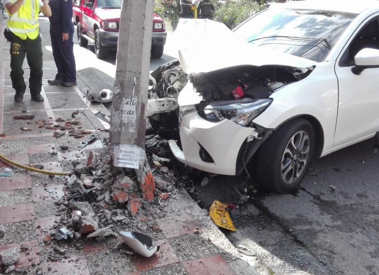 El carro de la víctima terminó estrellándose contra un poste en el barrio San José, en Envigado. FOTO CORTESÍA