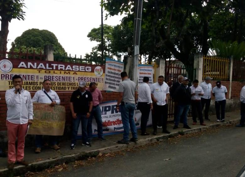 Sindicatos de trabajadores de la UNP protestaron ayer frente a las sedes de esa institución en todo el país pidiendo mejores garantías laborales que les permitan el buen desempeño. FOTO Cortesía