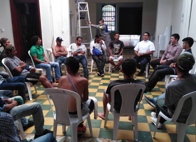 En el Hogar Monseñor Valerio Jiménez los migrantes venezolanos reciben diferentes asesorías, como la espiritual. FOTO Cortesía