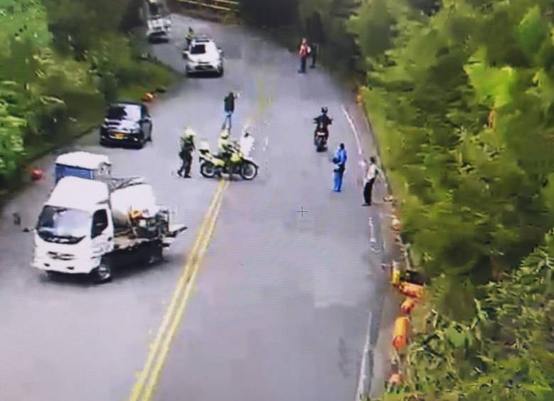 El accidente en la loma de El Escobero se presentó tras una fuerte lluvia en la tarde del martes. FOTO: CORTESÍA.