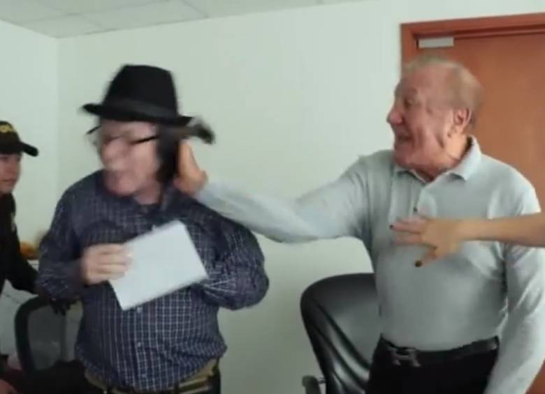 Captura de pantalla que muestra el golpe que le da el alcalde de Bucaramanga, Rodolfo Hernández, al concejal Jhon Claro. FOTO COLPRENSA