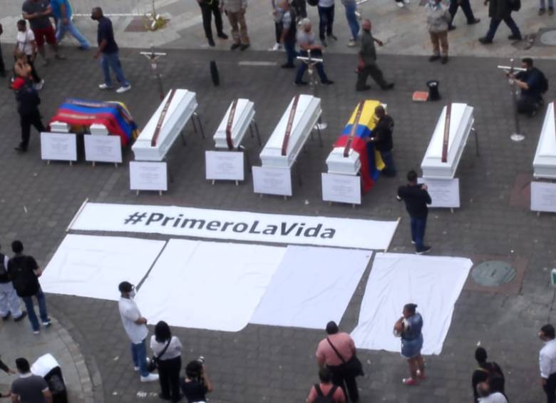 En la Plazoleta Botero líderes de la sociedad civil levantaron su voz de protesta en contra de las masacres que se han presentado en las últimas semanas. FOTO: Cortesía