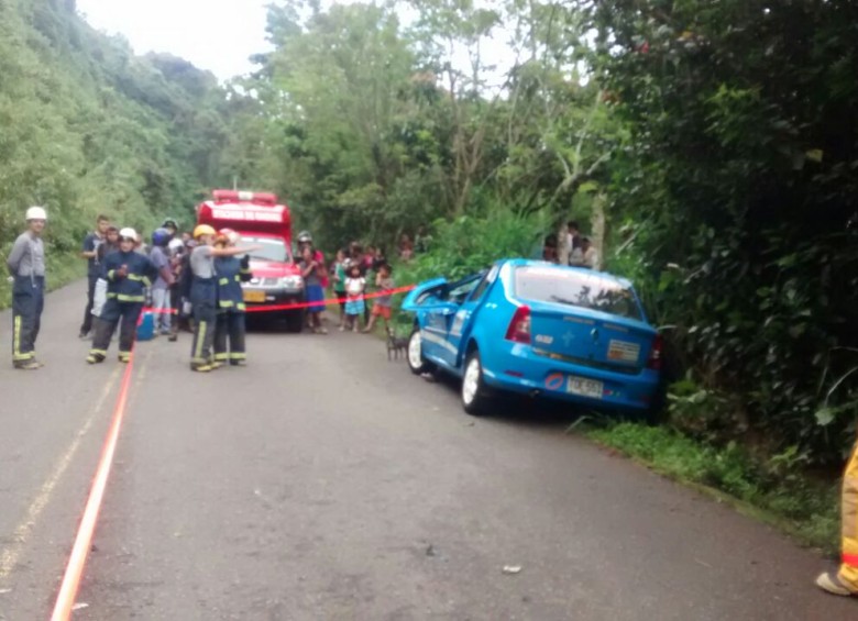 Piedra cayó sobre un taxi en la vía Andes- Jardín