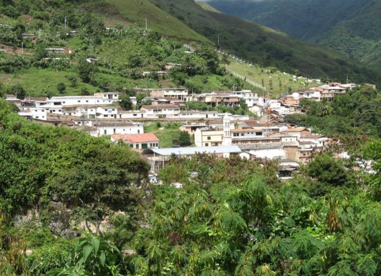 Panorámica de Hacarí, municipio al que llegaron algunas de las familias desplazadas por los combates en zona rural. FOTO: www.tunorteturistico.com 