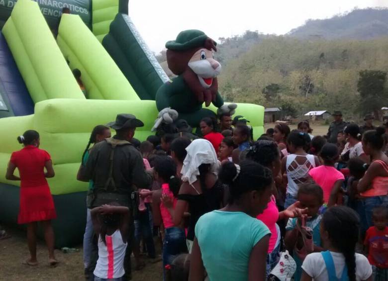 Los niños y sus familias reciben recreación por parte de los policías, dentro de la estrategia para arrebatarle militantes a la banda criminal.