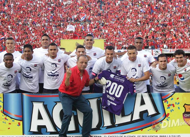 Antes de iniciar el partido, los jugadores del Medellín rindieron un homenaje a su compañero David González por llegar a 200 partidos con el DIM. FOTO Cortesía Independiente Medellín
