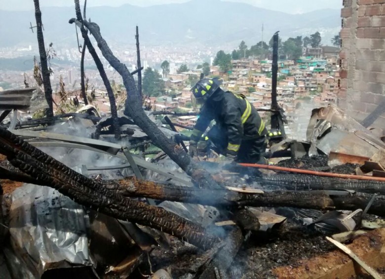 El incendio afectó cuatro casas en la comuna 8 (Villa Hermosa). FOTO CORTESÍA