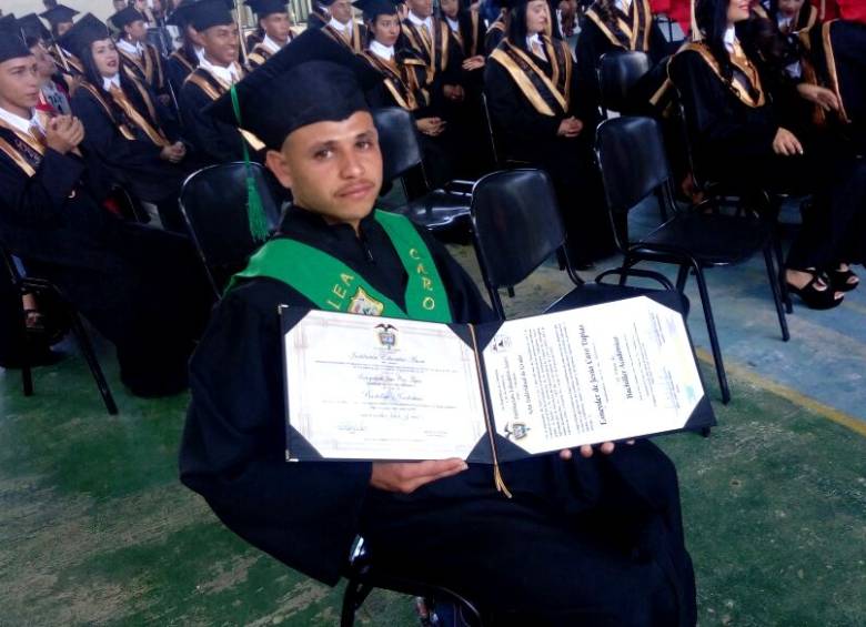 Esneider se graduó como bachiller en Anorí. FOTO CORTESÍA OFICINA ALTO COMISIONADO DE PAZ