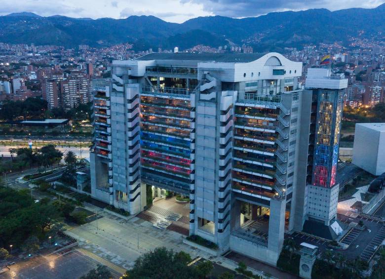 Una mayor interveción y la pérdida de autonomía de EPM llevaron a que la firma calificadora cambiara su perspectiva de la compañía. FOTO MANUEL SALDARRIAGA