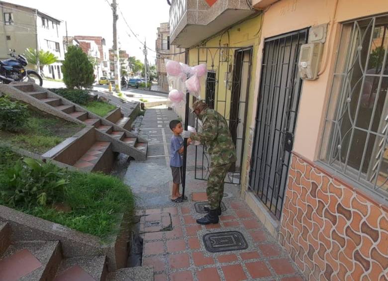 Esta imagen se repitió este jueves en muchas esquinas y calles de Villa Hermosa: soldados regalando dulces. FOTO CORTESÍA