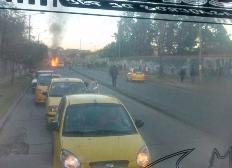 El general Humberto Guatibonza, director de la Policía Nacional, confirmó que la motocicleta bomba dirigida al paso de una caravana de la institución. FOTO Iván Rodríguez Plata ‏@Ivanrodriguepl 
