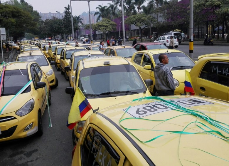 Se espera que más taxistas se unan a la movilización durante el recorrido. FOTO JAIME PÉREZ MUNÉVAR