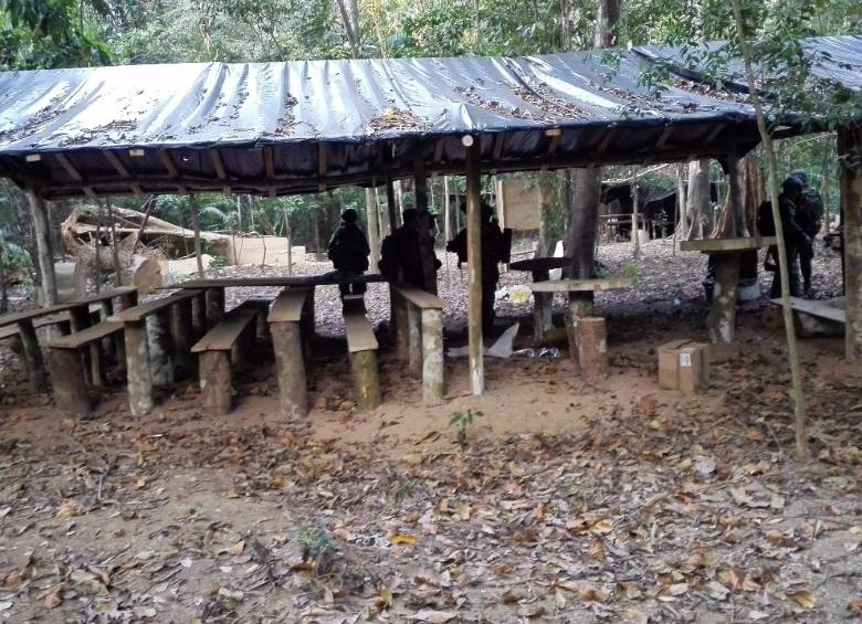 Esta es una escuela improvisada en la selva del norte de Chocó, donde la banda adoctrinaba a sus militantes y les daba entrenamiento.