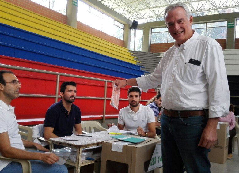 El candidato a la Gobernación de Antioquia, Federico Restrepo, depositó a las 9:40 de la mañana de este domingo su voto en el colegio Santa María del Rosario en el barrio El Poblado de Medellín. FOTO JAIME PÉREZ