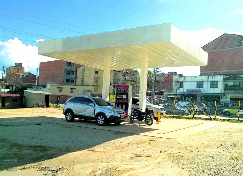 El empresario interesado en montar una gasolinera debe averiguar primero si las normas del Plan de Odenamiento Territorial (POT) permiten su construcción en el lote que ha escogido. En el Parqueadero La Mina, de Rionegro, no se podía. FOTO germán jiménez morales.