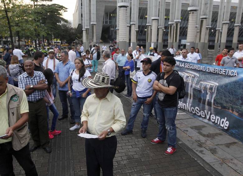 Pese a la lluvia, en la tarde de ayer un centenar de opositores a la venta marcharon por el centro. FOTO manuel saldarriaga