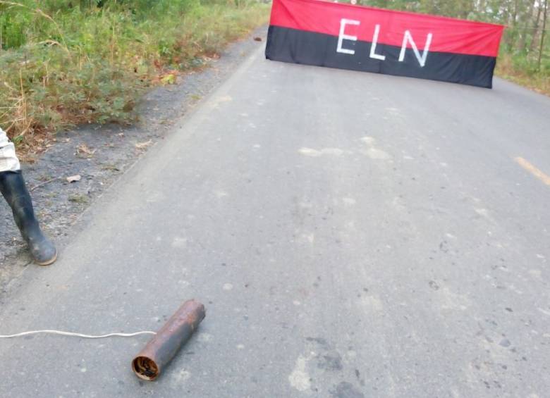 La bandera fue ubicada en la mitad de la vía. FOTO CORTESÍA PERIÓDICO LENTE INFORMATIVO URABÁ