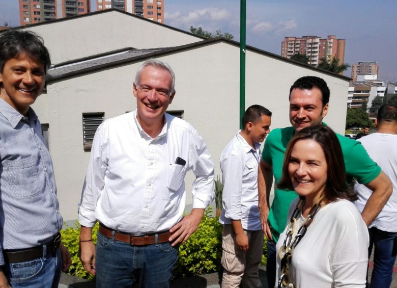 El candidato a la Gobernación de Antioquia, Federico Restrepo, depositó a las 9:40 de la mañana de este domingo su voto en el colegio Santa María del Rosario en el barrio El Poblado de Medellín. FOTO JAIME PÉREZ