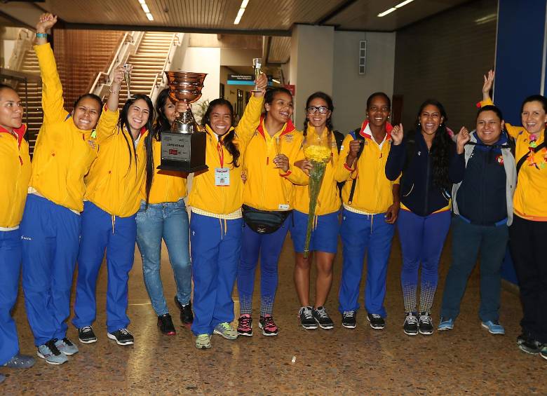 Nicole Acevedo, Camila Lopera, Laura García, Guadalupe López, Alejandra Betancur, Laura González, Solangie Delgado y Ana Victoria Camacho, las ya rugbistas olímpicas.