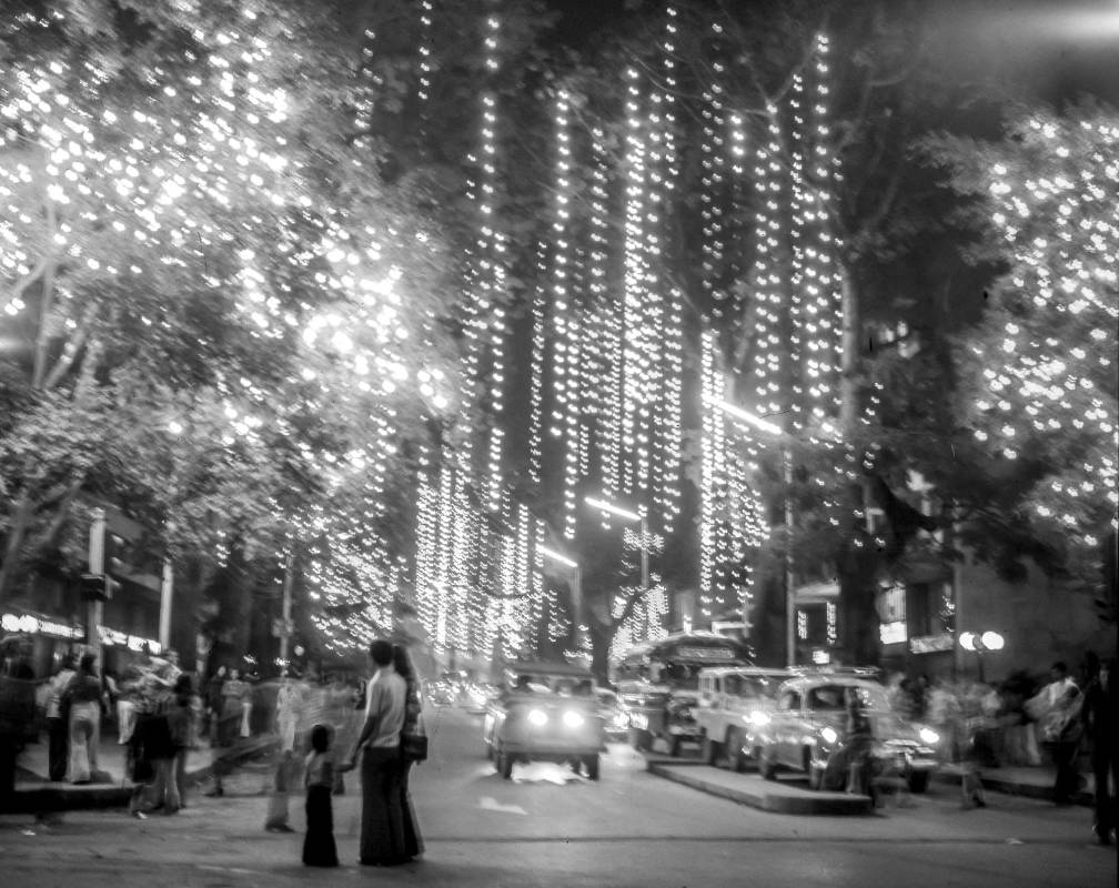 Alumbrado en el avenida la Playa de la cuidad de Medellín en el año 1976. Foto: Archivo El Colombiano