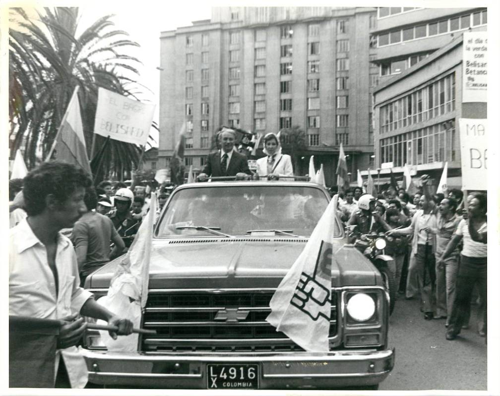 Aunque gobernó desde la Casa de Nariño en Bogotá, nunca dejó de recorrer el país junto a la población, sus viajes por tierra fueron incontables antes y durante su mandato. Foto: Archivo El Colombiano