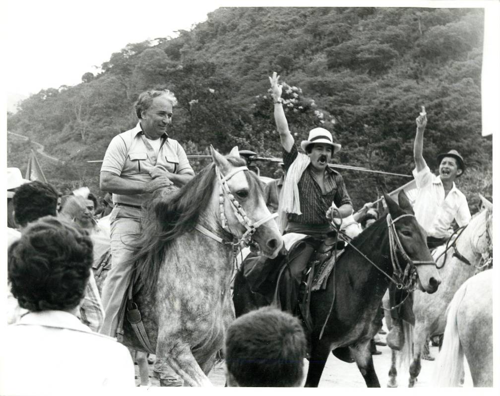 Aunque gobernó desde la Casa de Nariño en Bogotá, nunca dejó de recorrer el país junto a la población, sus viajes por tierra fueron incontables antes y durante su mandato. Foto: Archivo El Colombiano