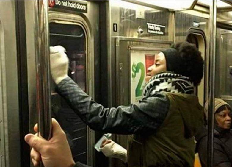 Habitantes de Nueva York limpiaron un vagón del metro pintado con símbolos nazis