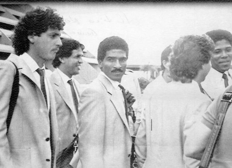 Los jugadores esperando para abordar el avión que los traía de regreso a casa, tras lograr el título.